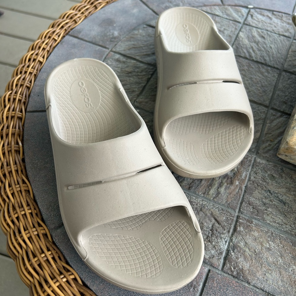 OOFOS Women's Sandals in Light Beige